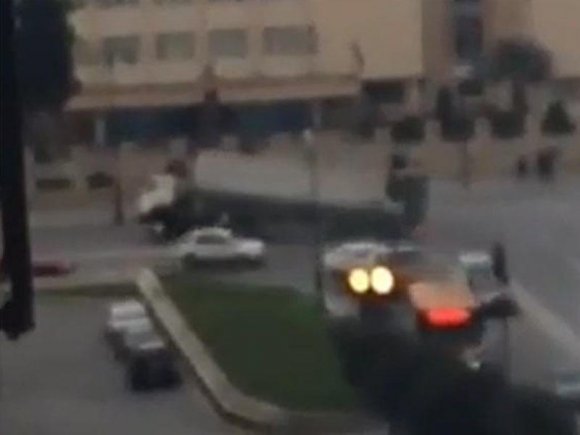 Bakıda döngəyə sərt girən TIR aşdı - VİDEO