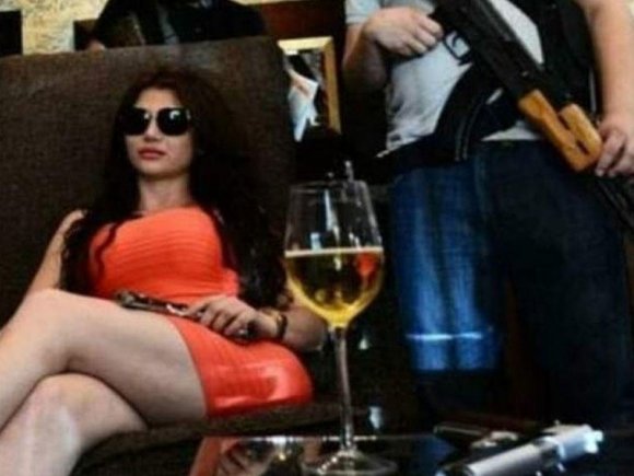 13 polisi güllələyən qadın öldü - Ölümündən bir neçə dəqiqə əvvəlki VİDEOsu