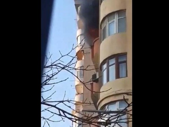 Bakıda güclü yanğın: mənzildə uşaq var - VİDEO
