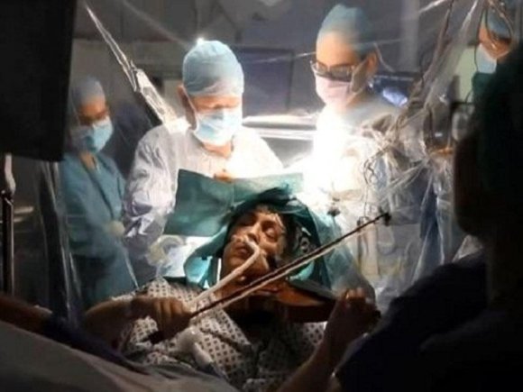 Əməliyyat olunan xəstə skripka ifa etdi - FOTO