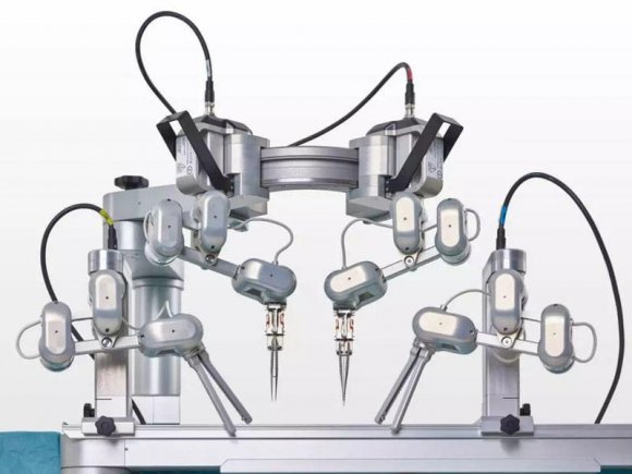 Robot ilk dəfə mikrocərrahiyyə əməliyyatı keçirib