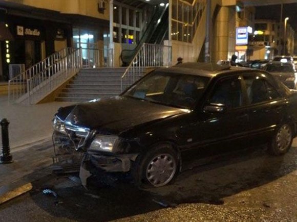 Bakıda təkəri sıradan çıxan avtomobil maneəyə çırpıldı - FOTO