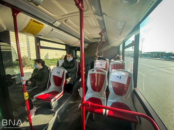 "BakuBus"larda məsafənin gözlənilməsi qaydaları tətbiq edilib - FOTO