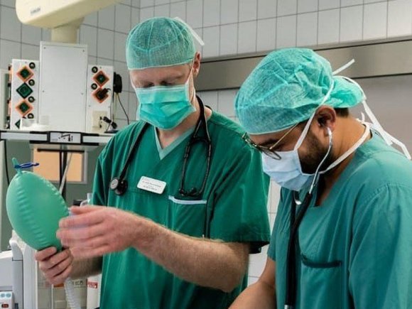 Azərbaycanlı həkim koronavirusa yoluxanları belə sağaldır... - "Ölənləri yandırırlar..."