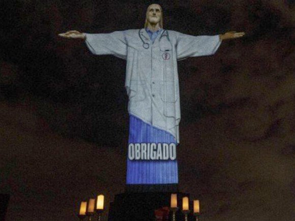 Braziliyada İsa Məsihin heykəlinə həkimlərin şərəfinə ağ xalat "geyindirildi" - FOTO