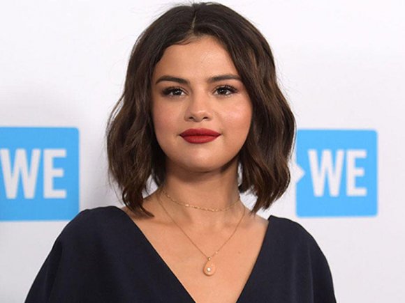 Selena fotosundan icazəsiz istifadə edən şirkətdən 10 milyon istəyir