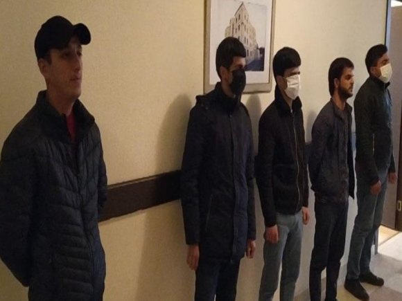 Karantin rejimini pozub yarımçıq tikiliyə yığışdılar - Domino oynamaq üçün