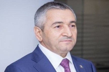 İcra başçısı evinin qarşısında post qurdurdu - NƏDƏN EHTİYAT EDİR?