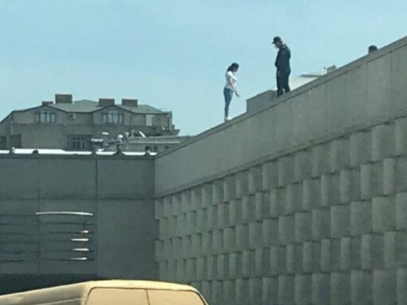 SON DƏQİQƏ! Bakıda qız intihar etmək istəyir - FOTO