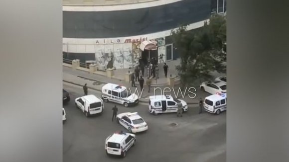 Bakıda polis marketi mühasirəyə aldı: Saxlanılanlar var