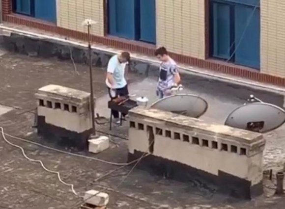 Bakıda damda domino oynayanlar və kabab bişirənlər cəzalandırılıb - FOTO