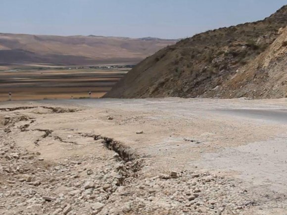 Azərbaycanda yeni təmirdən çıxan yol çökdü - Torpaq sürüşməsi - FOTO