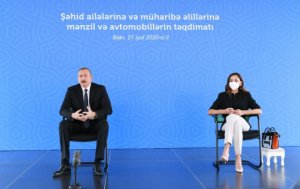 İlham Əliyev və Mehriban Əliyeva Bakıda şəhid ailələrinə, müharibə əlillərinə mənzil və avtomobillərin təqdimatında