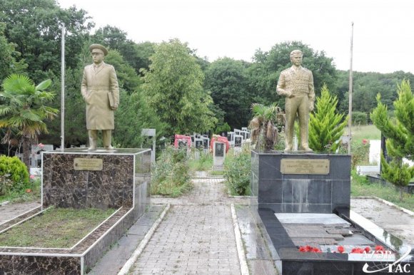 Ata və oğulun uyuduğu iki yanaşı məzar - Əfsanəvi partizan Əhmədiyyə Cəbrayılovun doğma kəndindən reportaj - FOTO