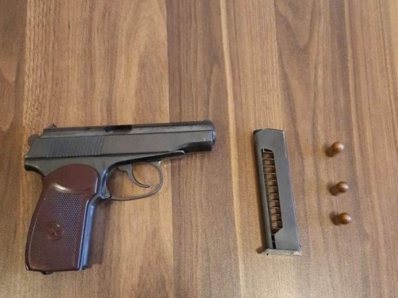 Keçmiş məhkum tapança və heroinlə tutuldu