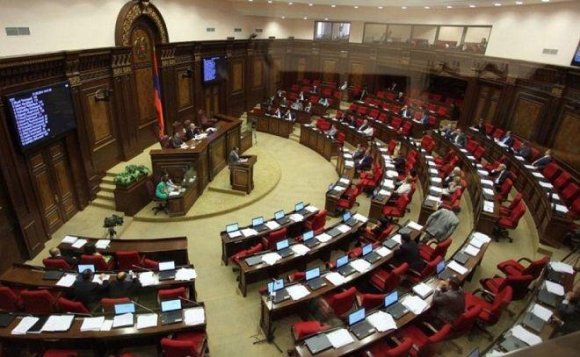 Paşinyanın hərbçilərə çağırışından sonra deputatlar hakim partiyadan ayrılırlar
