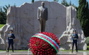 İlham Əliyev ümummilli lider Heydər Əliyevin məzarını ziyarət etdi