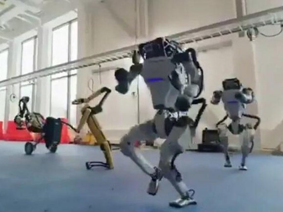 Robotların insan kimi rəqsi görənləri DƏHŞƏTƏ GƏTİRDİ - VİDEO