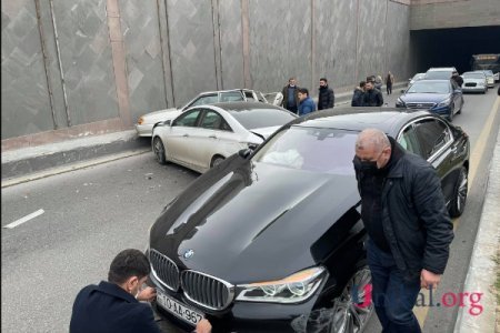 Bakıda "AA" seriyalı avtomobil qəza törətdi - Yaralılar var