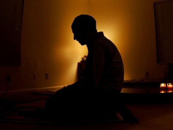 İnsan səfərdə olarkən namazları qəsr ilə (ixtisarla) deyil, bütöv qılsa, qəbul olar?
