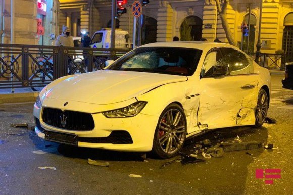 Bakıda zəncirvari qəza: Maserati, Jeep və daha 3 avtomobil əzilib, 2 yaralı - FOTO