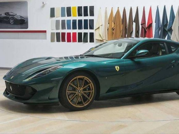 Ferrari 812 Superfast modeli vintaj dəri və yun parça ilə bəzədilib - FOTO