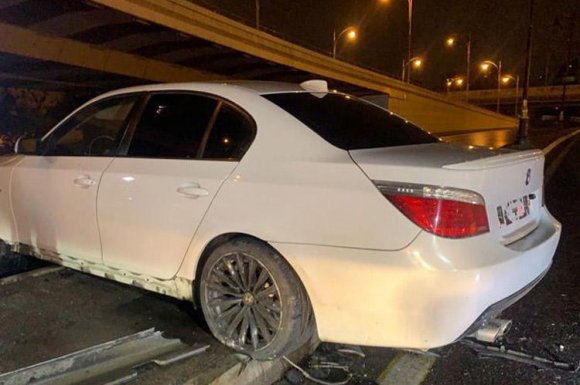 Bakıda BMW səkiyə çırpılıb, xəsarət alan var -