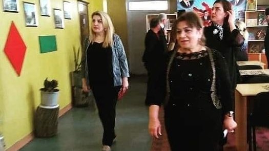 Şagirdin hicabını yerə atdığı deyilən direktor valideyni polisə verdi
