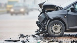 Cəlilabadda yol qəzası: “Mercedes” işıq dirəyinə çırpılıb onu aşırdı