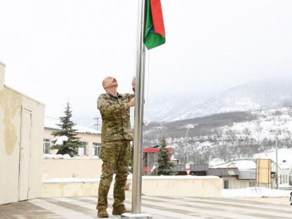 Prezident İlham Əliyev Hadrutda Azərbaycan bayrağını ucaldıb - FOTO