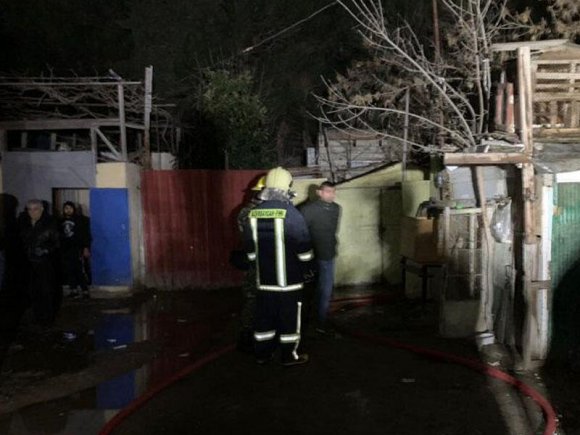 Bakıda bir-birinə bitişik yeddi ev yandı