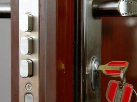 Bakıda azyaşlı qapı arxasında qalıb