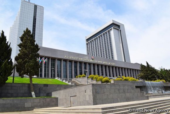 Deputatlar bu gün 9 məsələnin müzakirəsinə toplaşır - SİYAHI