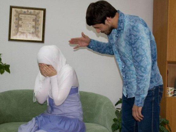 Kişi öz həyat yoldaşının atasıgilə getməsinə qadağa qoya bilərmi?