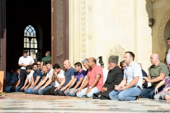 Azərbaycanda məscidlər açılır