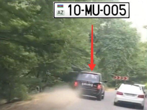Əks yola çıxıb şou göstərən "Range Rover" toz qopardı