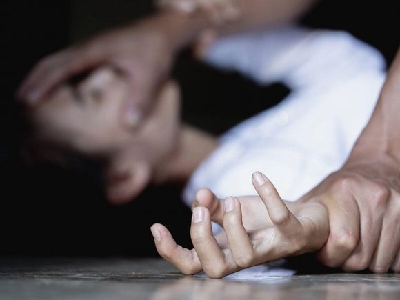 Azərbaycanda qadını döyərək zorladılar: Cinsi əlaqədə olduğu vaxt fiziki işgəncə verirdi