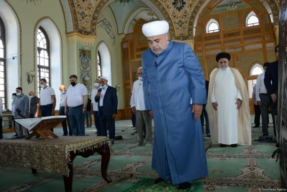Təzəpir məscidində bayram namazı qılınıb