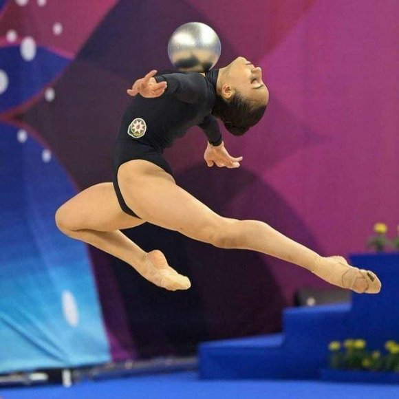 Zöhrə Ağamirova Tokio Olimpiadası yarışları çərçivəsində topla hərəkətləri təqdim edib
