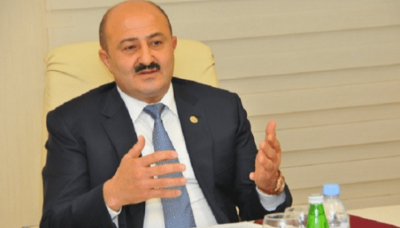 Nəsimi icra başçısı camaatı evindən zorla çıxarır – Video