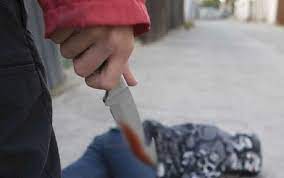Bakıda gənc oğlan küçədə bıçaqlanıb