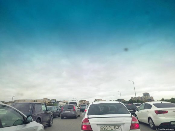 Bakı-Sumqayıt yolunda uzun tıxac yaranıb, hərəkət məhdudlaşdırılıb - FOTO