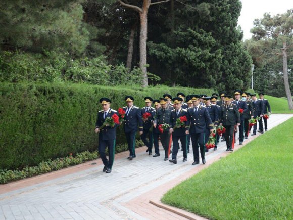 Baş Prokurorluğun əməkdaşları Fəxri xiyaban və Şəhidlər xiyabanını ziyarət ediblər - FOTO
