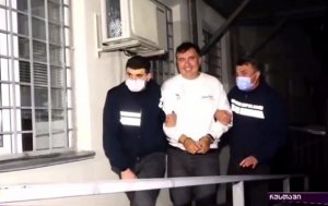 Saakaşvili tutulanda xəngəllə araq içirmiş...