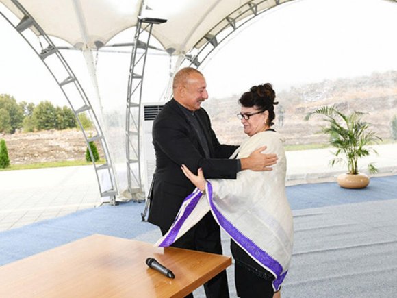 Yaqut Abdullayeva Prezidentə arzusunu çatdırıb onu qucaqladı - VİDEO