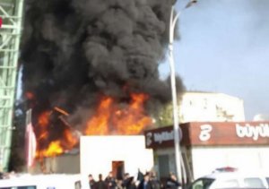 Bakıda məşhur ticarət mərkəzi yanır