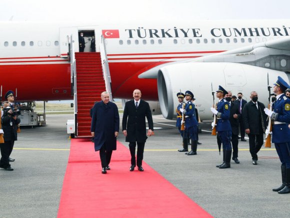 Türkiyə Prezidenti Rəcəb Tayyib Ərdoğan Azərbaycana rəsmi səfərə gəlib. Füzuli Beynəlxalq Hava Limanında ilk rəsmi qarşılanma - VİDEO - FOTO