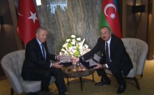 Ərdoğan İlham Əliyevə üzərində Xarıbülbül təsviri olan saatlar hədiyyə etdi