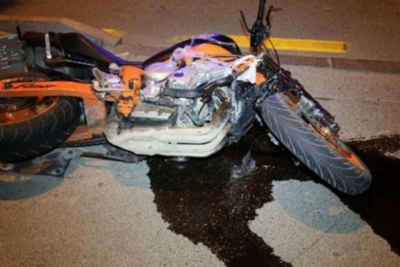 Salyanda motosiklet dirəyə çırpılıb, sürücü ağır xəsarət alıb