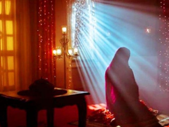 Hamilə qadın namaz qılarkən çətinlik çəkirsə nə etməlidir?
